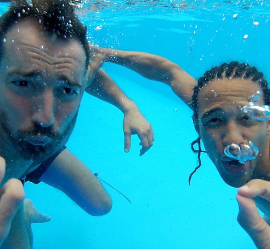 Noch gegen Mittag ist die Laune im Haus bestens. Jan und Simon tauchen im Pool ab. Der Grund? Eine Waschmaschine!