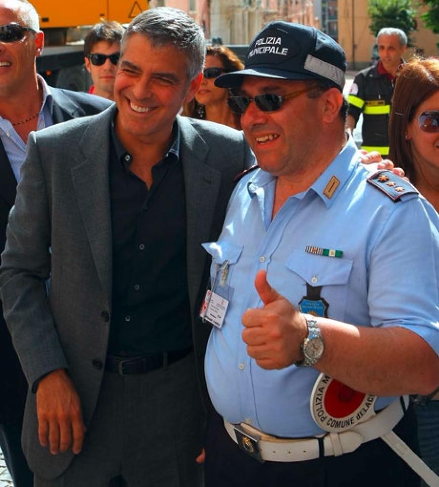 George Clooney posiert mit einem italienischen Fan