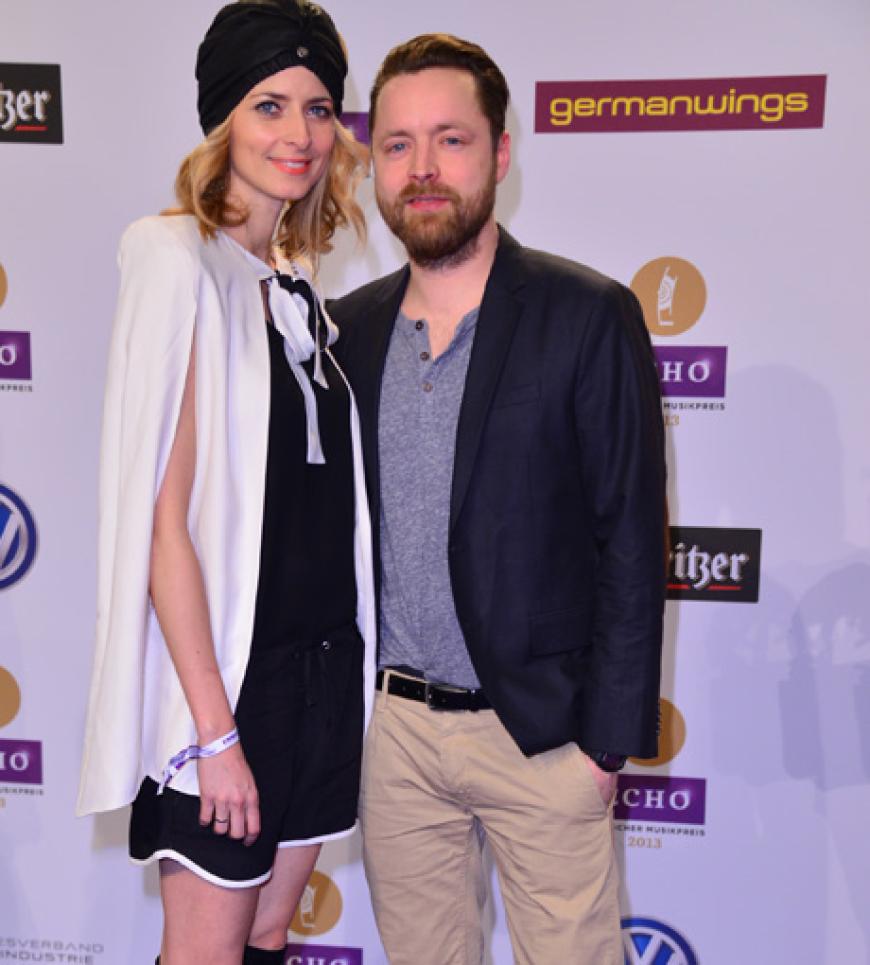 Ihr Mann konnte diesen Auftriit nicht mehr retten: Einen der vielen Fashion-Fauxpas' des Abends lieferte Model Eva Padberg ab. Leider ein totaler Fehlgriff!