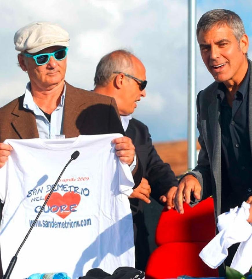 Bill Murray und George Clooney halten vor hunderten Zuschauern ein Spenden-T-Shirt hoch