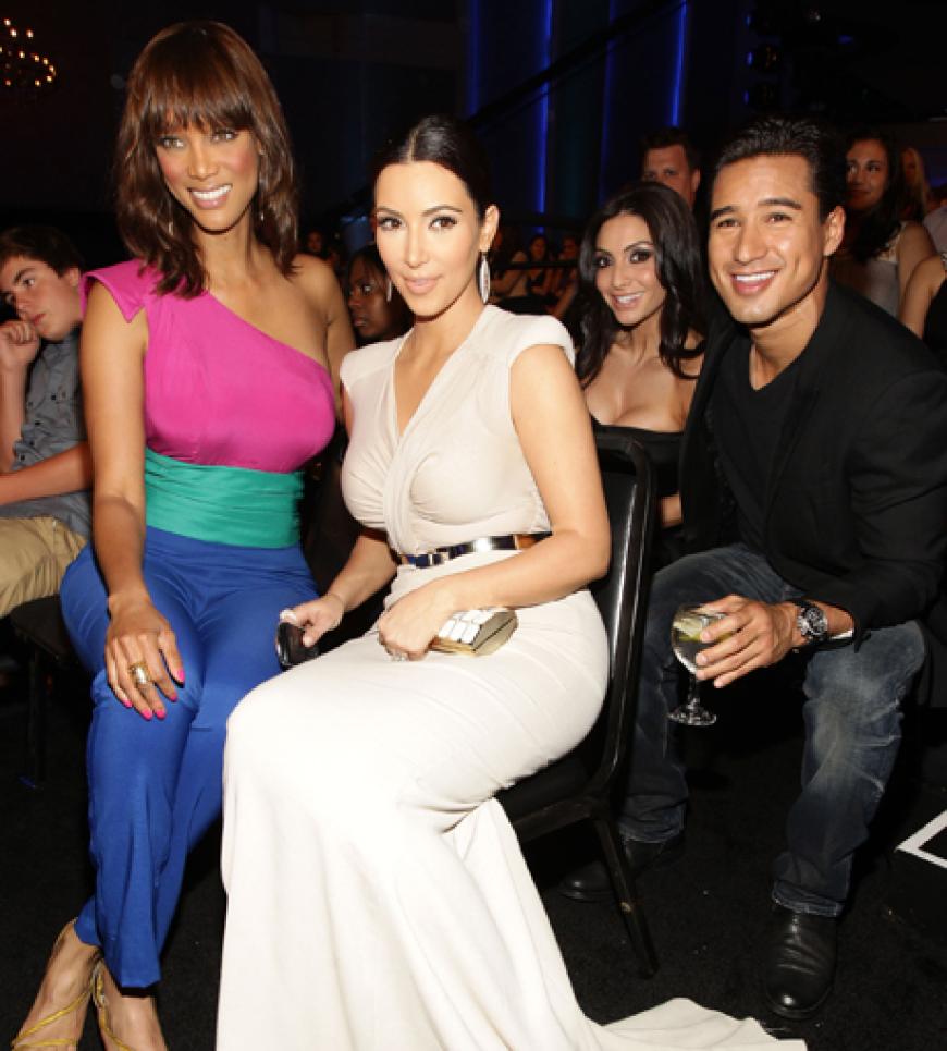 Tyra Banks, Kim Kardashian, Courtney Mazza und Mario Lopez in der ersten Reihe