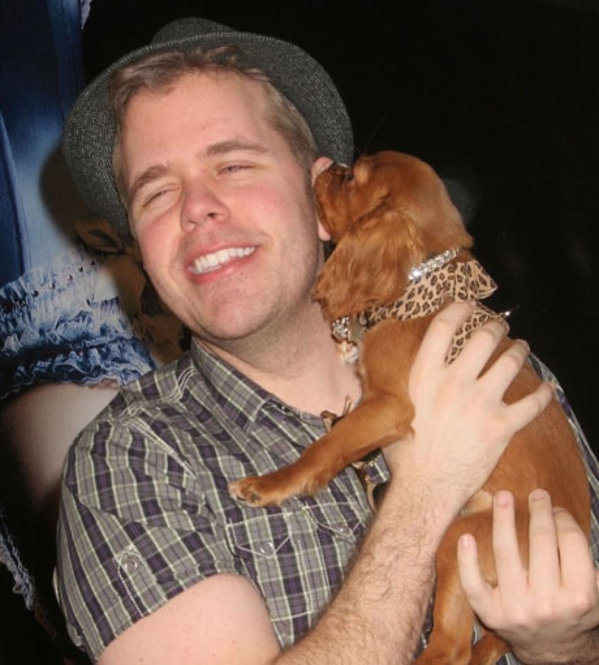 Promi-Blogger Perez Hilton ließ sich von seinem Welpen knutschen