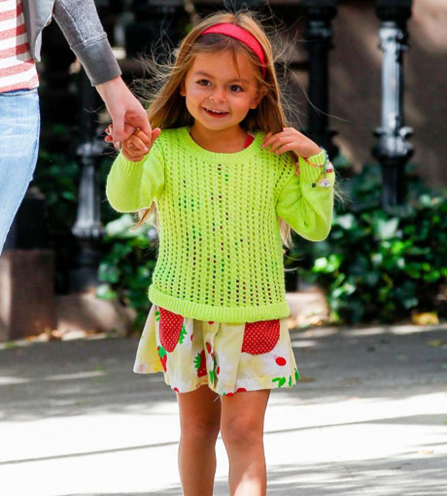 Die kleine Tabitha im putzigen neon-grünen Pulli und Erdbeeren auf dem Rock. Den Stil hat sie von der Mama geerbt!
