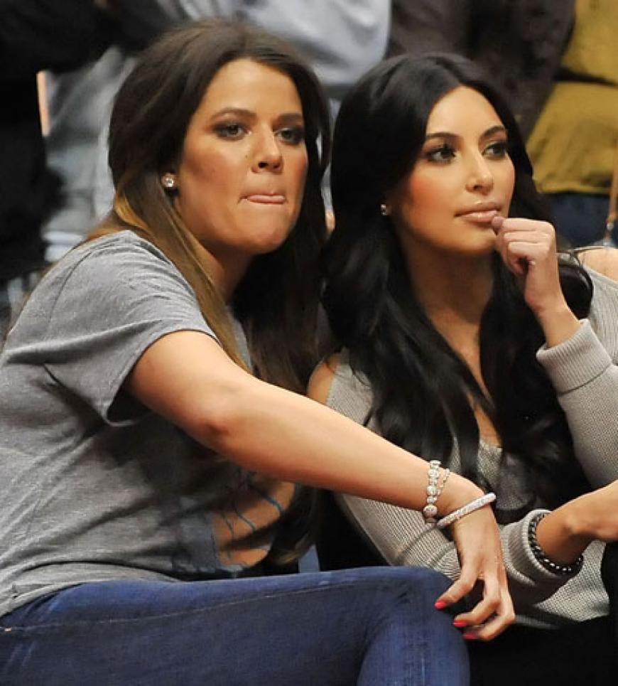 Die Schwestern Khloé und Kim Kardashian machen ihre Stiefmutter auf Twitter fertig