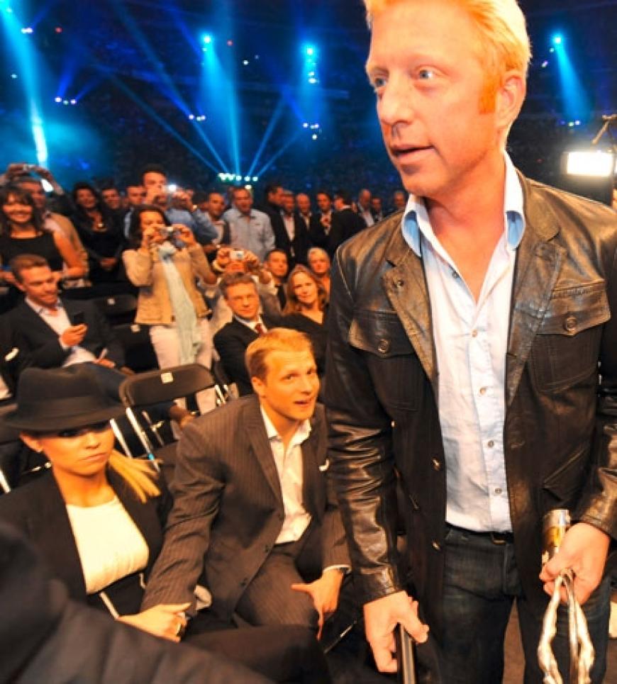 Die Wege in der Veltins-Arena sind schmal: Das Ex-Paar trifft aufeinander. Boris sieht cool aus, während Sandy sich lieber unter ihrem Hut versteckt