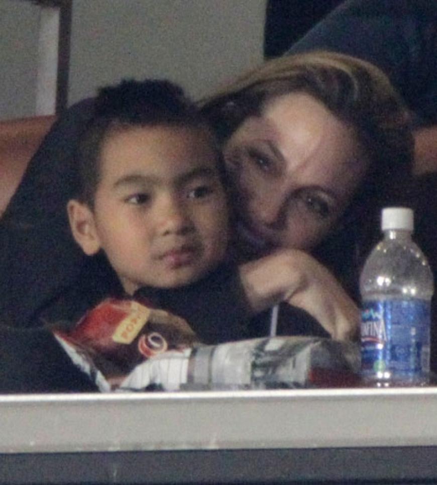 Maddox Chivan Jolie-Pitt ist das erste Kind von Angelina. Sie adoptierte ihn 2001 aus Kambodscha. Damals war sie noch nicht mit Brad Pitt liiert