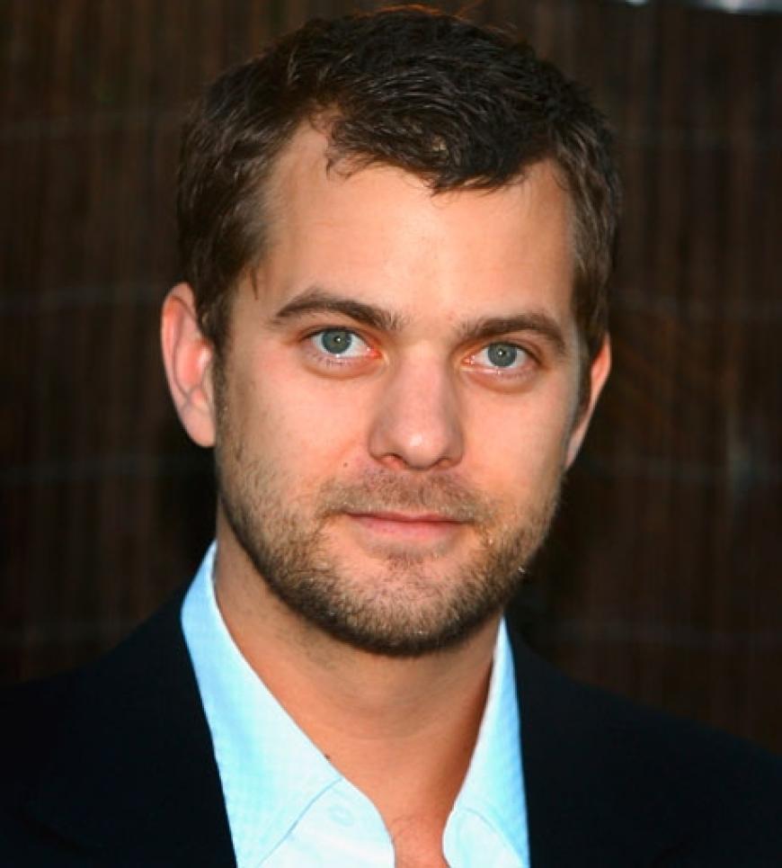 Joshua Jackson will sein jungenhaftes Gesicht mit dem Bart ein wenig männlicher wirken lassen