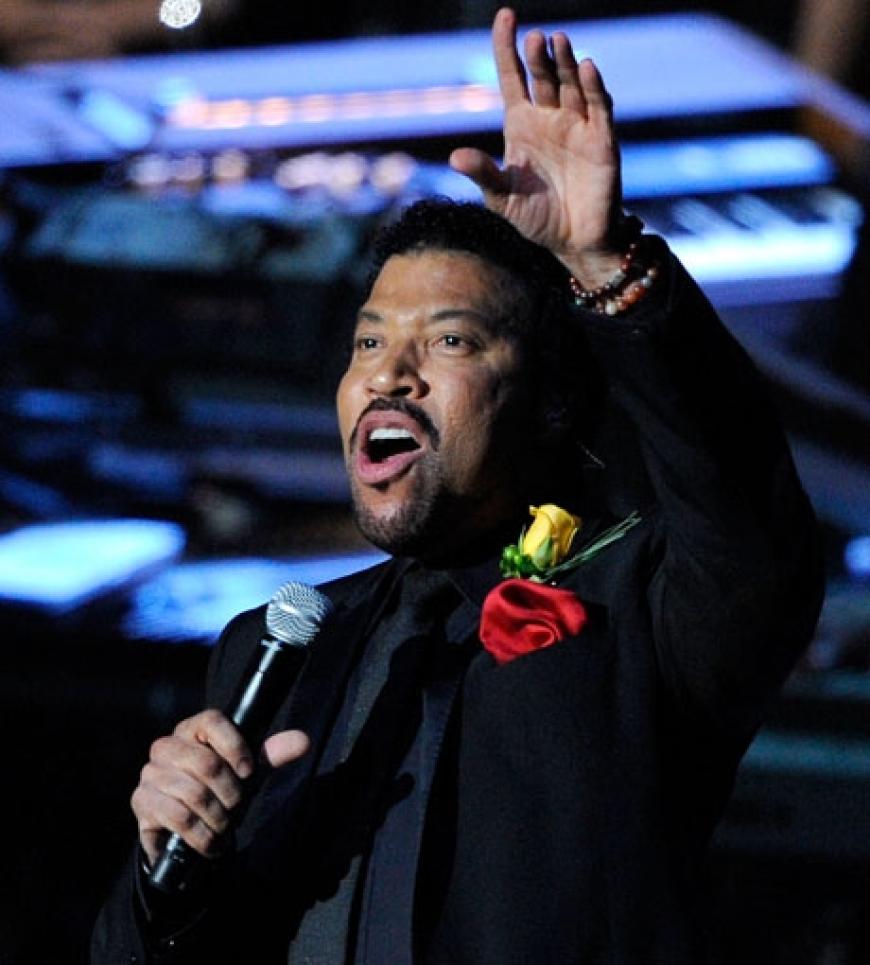 Lionel Richie sing