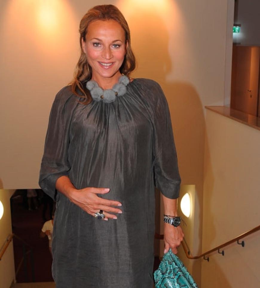Caroline Beil streichelt ihren Baby-Bauch. Lange sollte sie nicht mehr auf die Geburt ihres Kindes warten müssen...