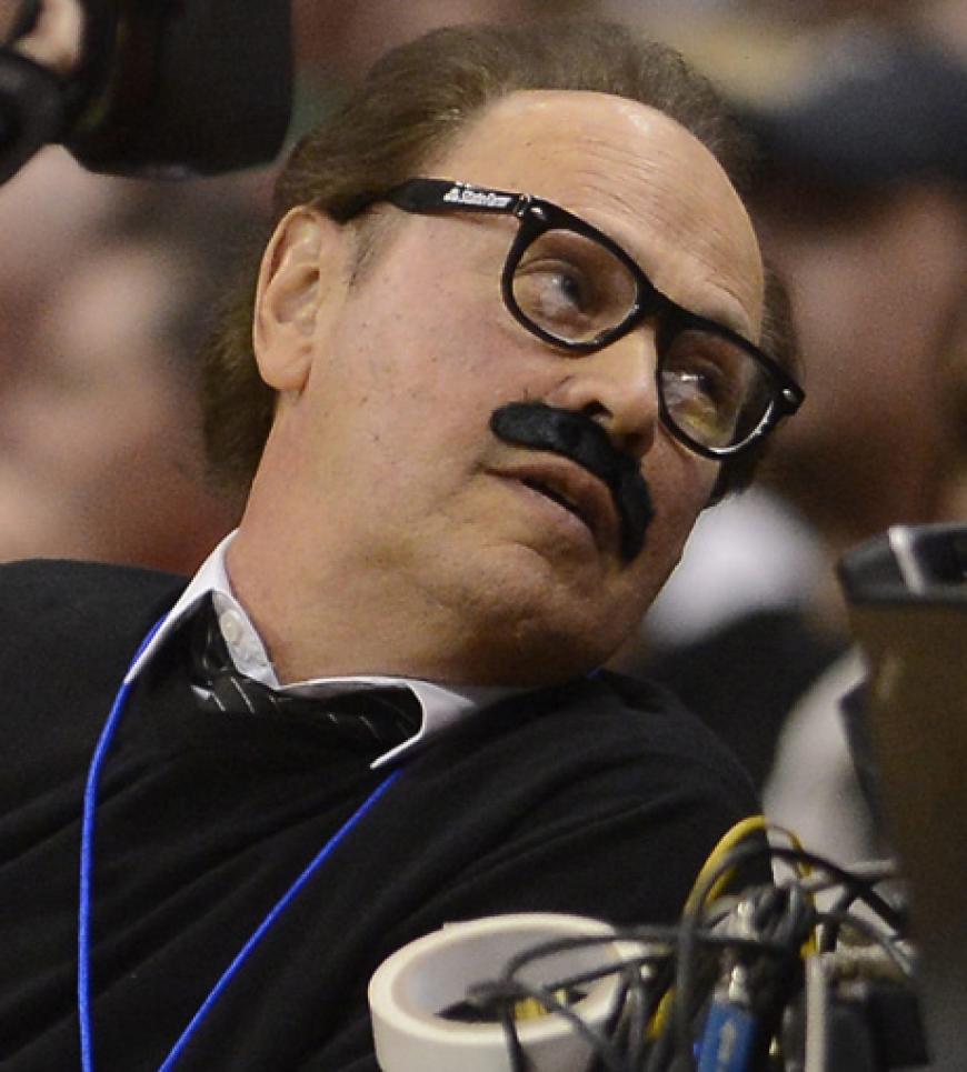Ebenfall gesichtet: Schauspieler Billy Crystal mit angeklebten Schnurrbart, der sich das Spiel der Los Angeles Clippers´ gegen die Boston Celtics im Staples Center ansieht