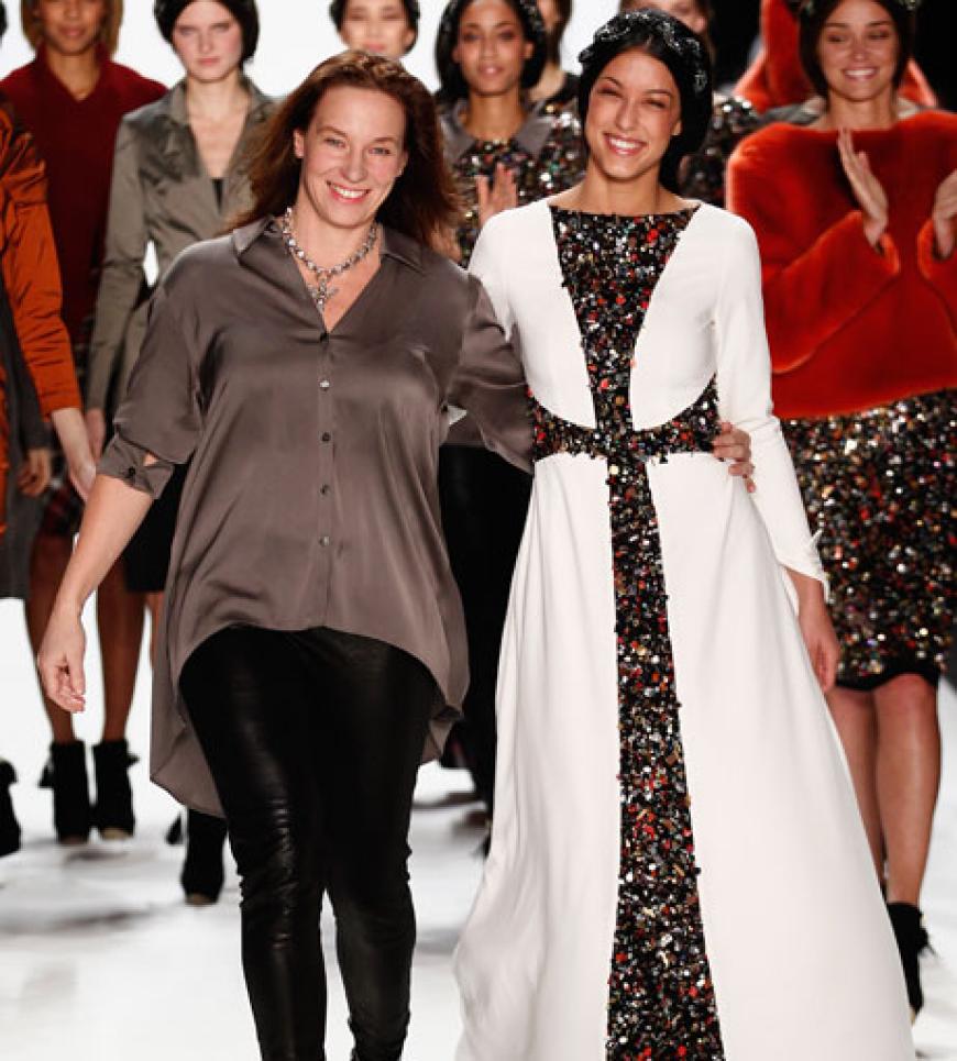 Umjubelt: GNTM-Star Rebecca Mir mit Designerin Anja Gockel