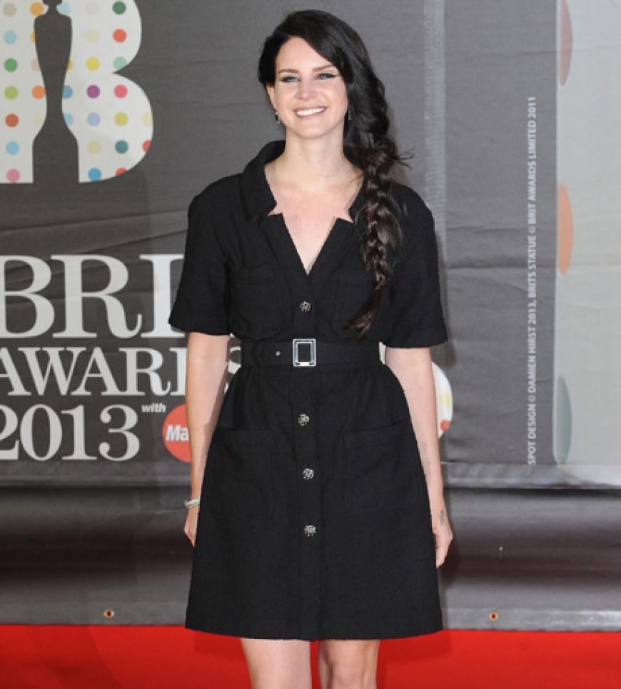 Lana Del Rey ganz ungewohnt mit einem Lächeln auf den Lippen