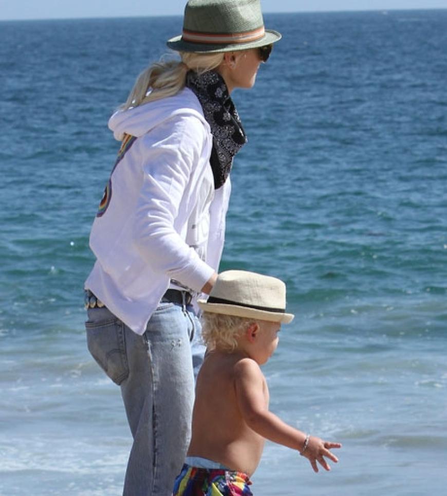 Gwen Stefani genießt einen Sommertag am Strand von Newport Beach. Mit dabei: Ihre beiden süßen Jungs Zuma und Kingston