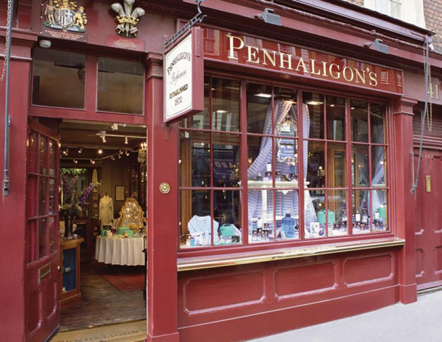 Penhaligon’s Store: 1872 verkaufte William Penhaligon in seinem Barber-Shop sein erstes Herrenparfum. Heute gibt es neben dem Klassiker „Hammam Bouquet“ noch 33 weitere exklusive Düfte für sie und ihn, viele davon in limitierten Sondereditionen, die nur in den Penhaligon’s-Stores erhältlich sind. Der Schönste: Der Laden in Mayfair, in dem auch Tilda Swinton und Kate Moss kaufen