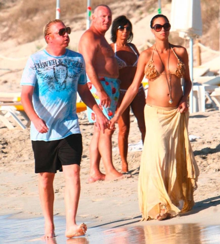 Heiße Abwechslung: Die Urlauber auf Formentera freuen sich über den prominenten Besuch am Strand