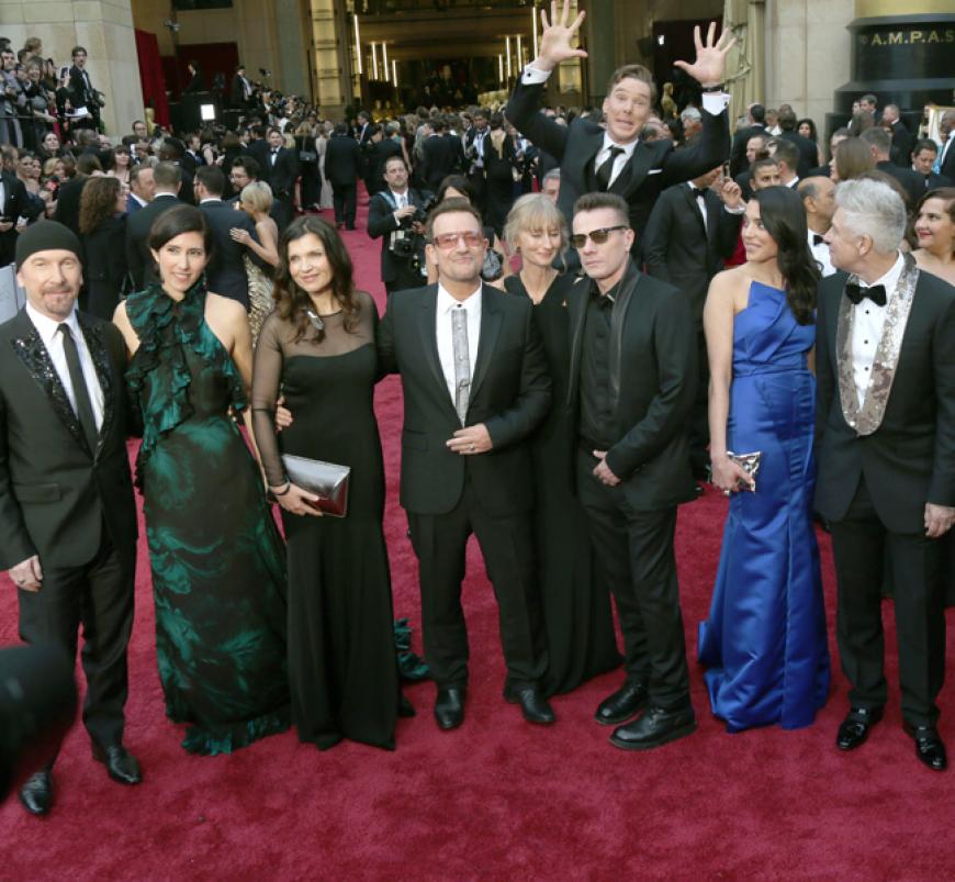 Schauspieler Benedict Cumberbatch beweist Humor und photobombt die Band U2