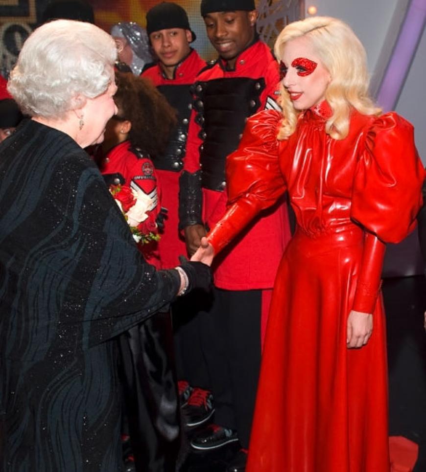 Lady GaGa präsentiert ihre guten Manieren. Sie gibt der britischen Königin artig die Hand