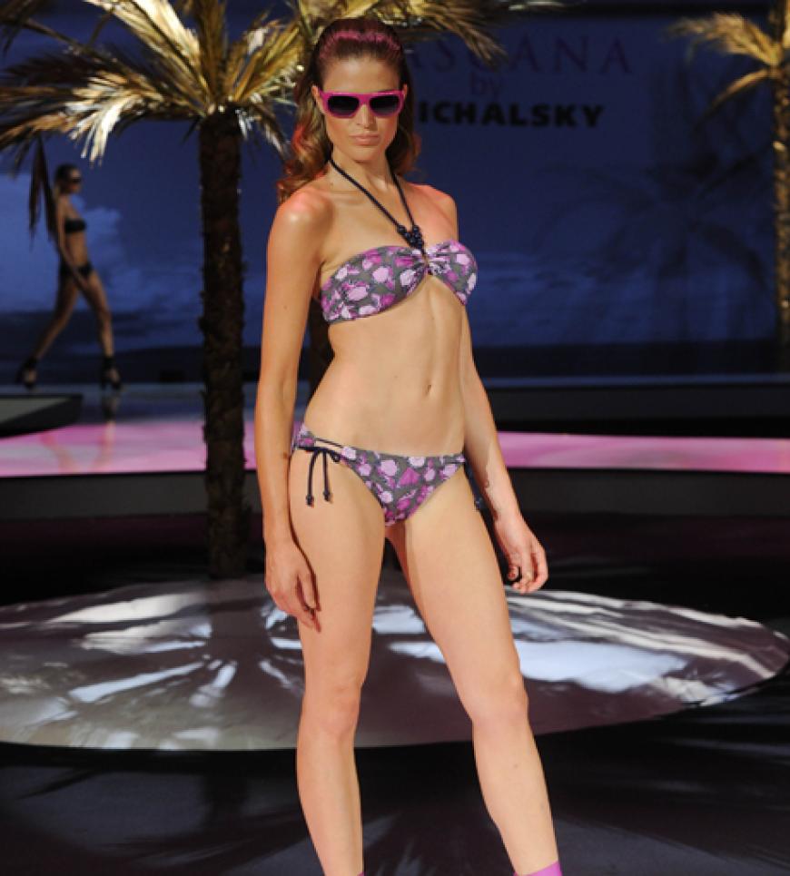 Ein Model präsentiert die Michalsky-Entwürfe der kommenden Frühjahr/Sommer-Kollektion 2012