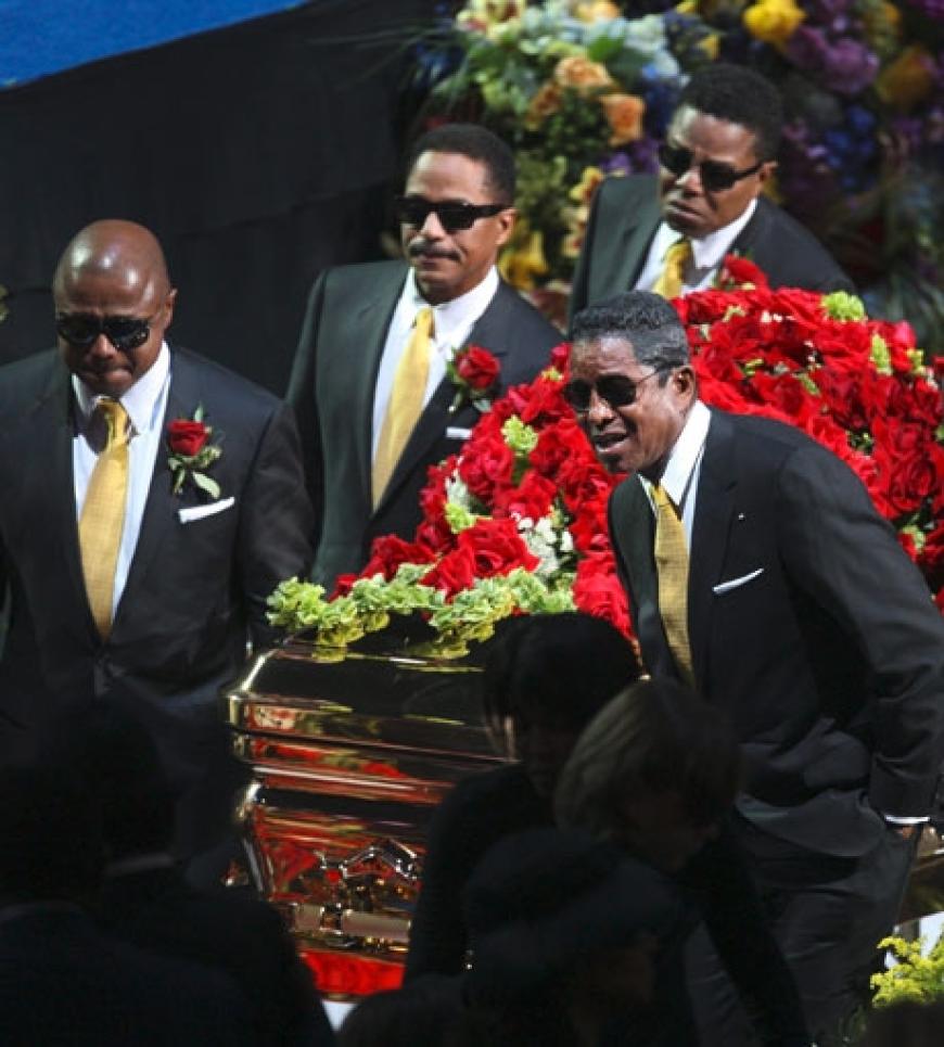 Mit einer bewegenden Zeremonie im Staples Center in Los Angeles wurde Michael Jackson verabschiedet. Die Trauerfeier wurde live im Fernsehen übertragen. Seine Brüder trugen den goldenen Sarg des Sängers - geschmückt mit unzähligen roten Rosen - in den Saal. Über zwei Stunden wurde der