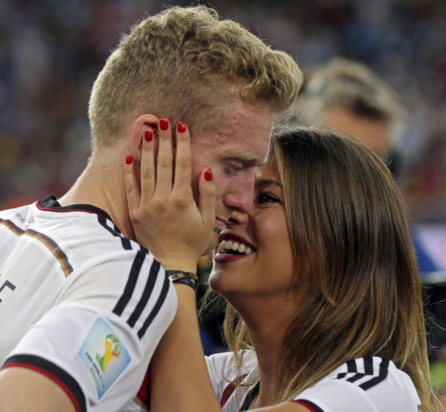 Überhaupt gab es auf dem Spielfeld nach dem Finalsieg sehr, sehr viel Liebe. Montana Yorke himmelt ihren André Schürrle an