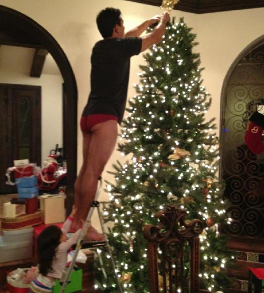 Mario Lopez zeigt vollen Einsatz beim Schmücken des Weihnachtbaumes. Unterstützung bekommt der Moderator dabei von Tochter Gia