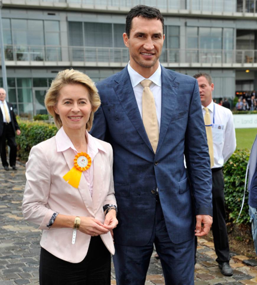 Bundesministerin Ursula von der Leyen und Boxer Wladimir Klitschko stellten sich für ein Foto auf