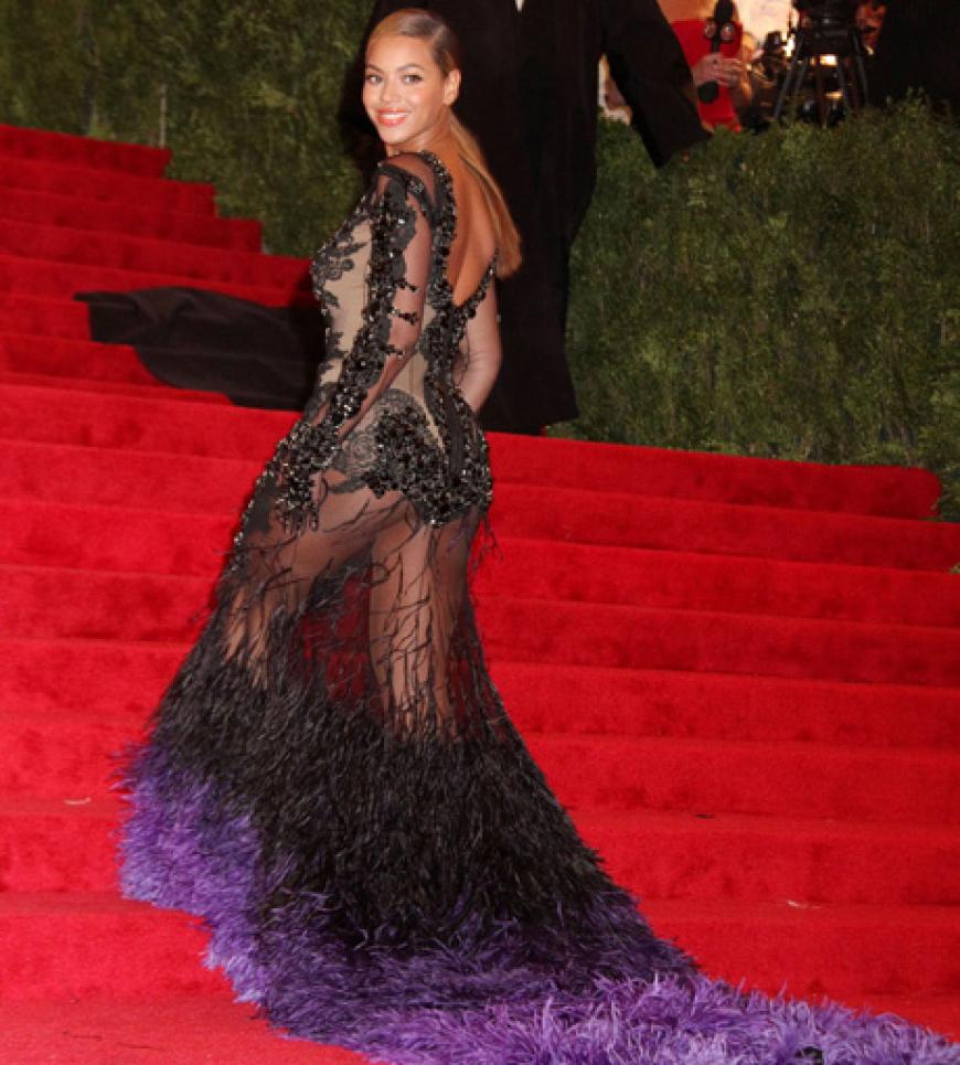 Beyoncé ist zwar die R'n'B-Queen, doch bei einer Gala im Mai sorgte sie mit einem Hauch von Nichts für negative Schlagzeilen