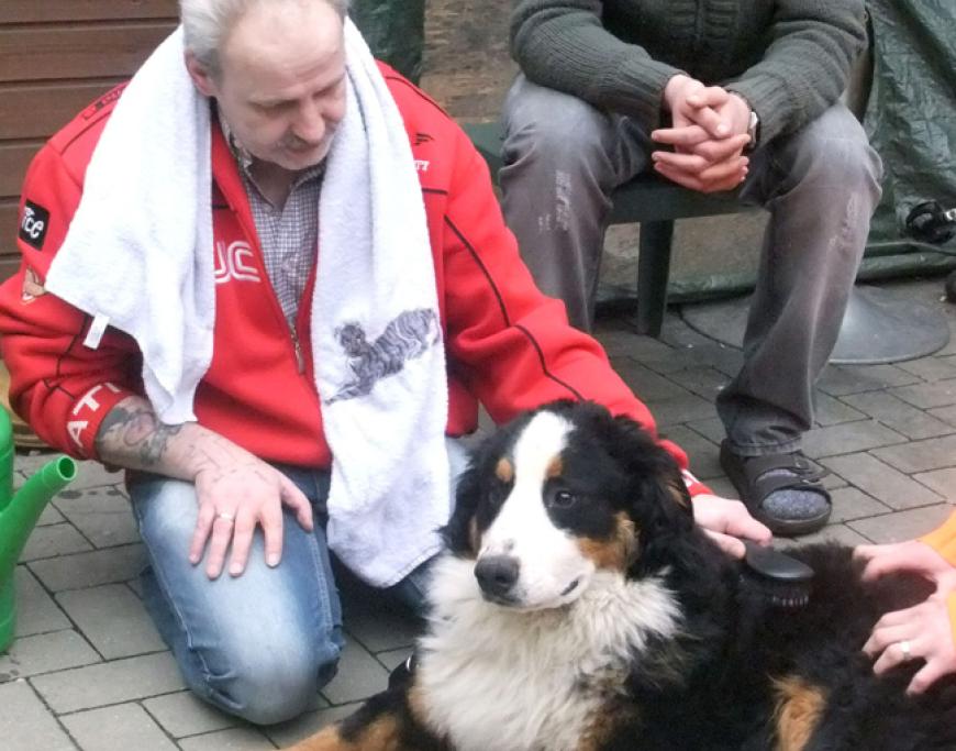 Zwar sind schon drei Kinder der Wollnys ausgezogen - dafür gibt's aber auch Zuwachs: Neben Sarafinas Freund Peter sorgt auch Familienhund