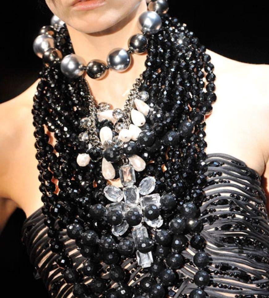 Großzügigen Schmuck gab es bei Armani zu sehen