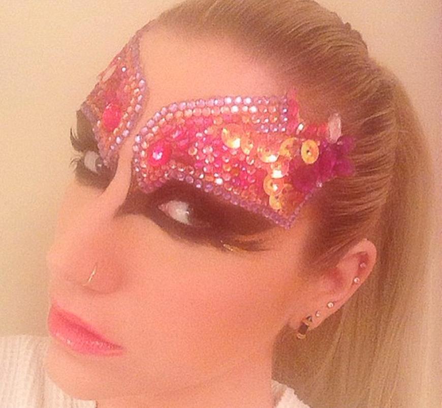 Sängerin Kesha liebt anscheinend bunten Kopfschmuck