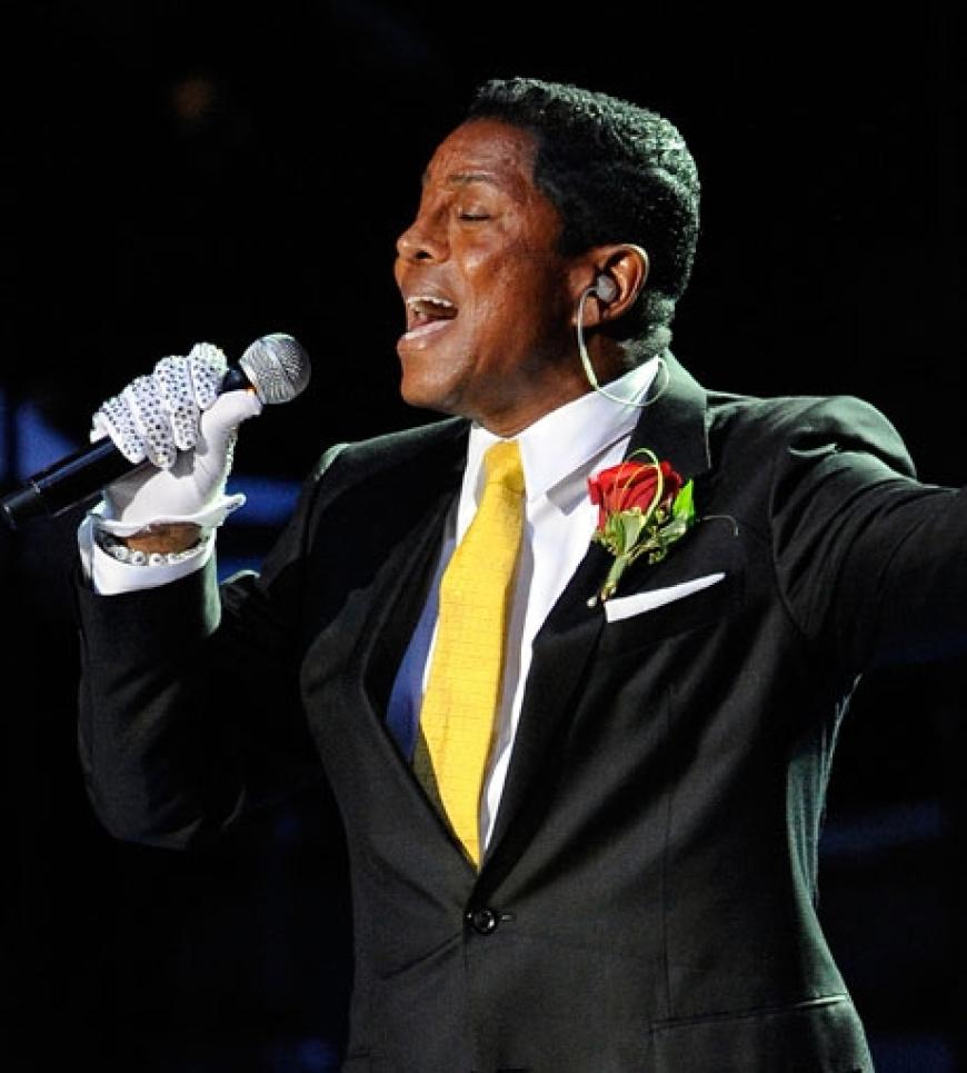 Jermaine Jackson singt voller Leidenschaft den Song