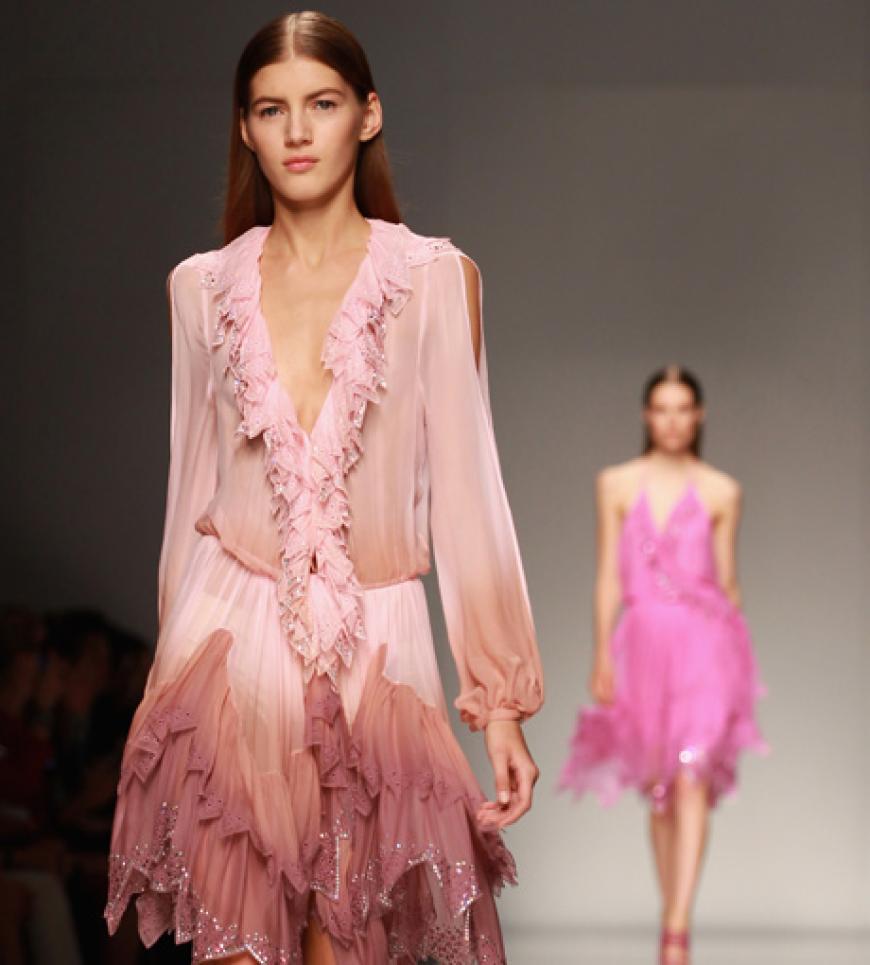 Bei Blumarine haben wir tolle Kleider mit gefärbtem Saum entdeckt.