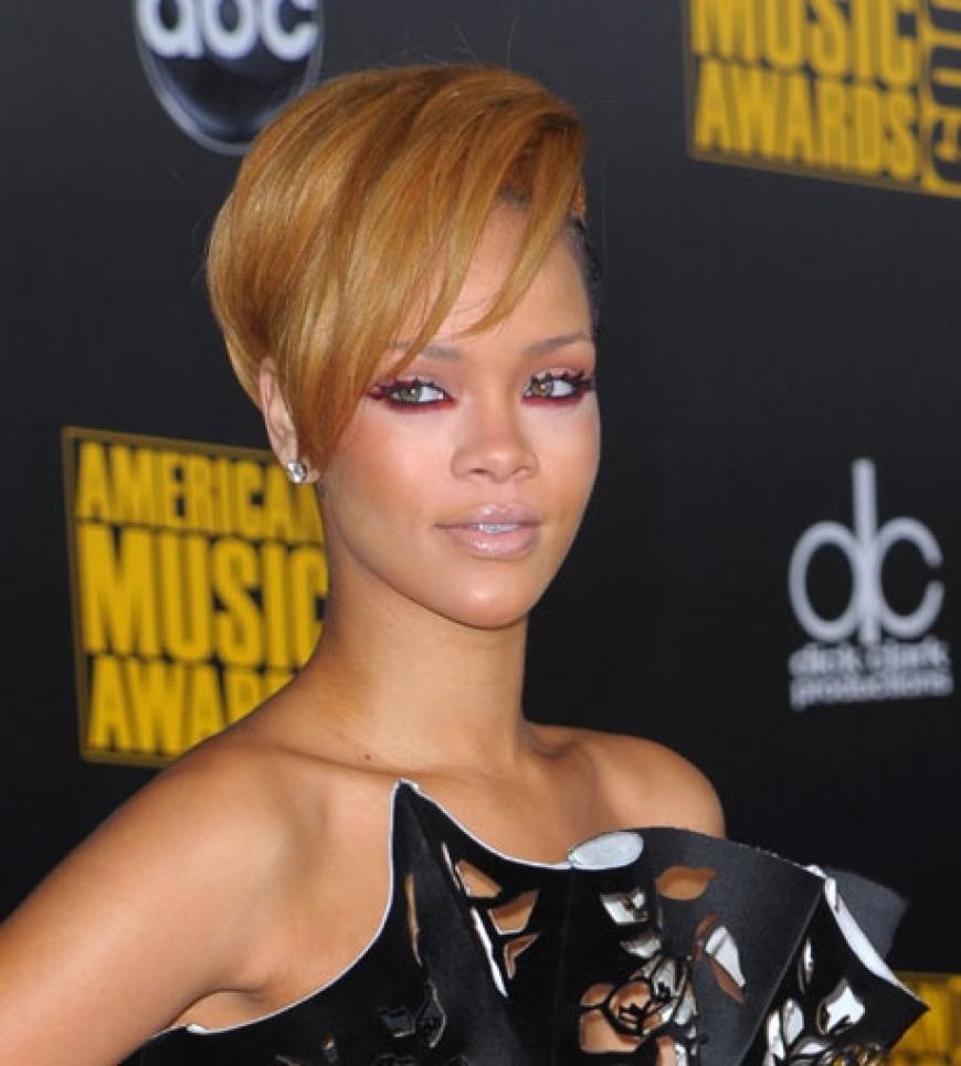 Frisch erblondet und gut gelaunt: Rihanna