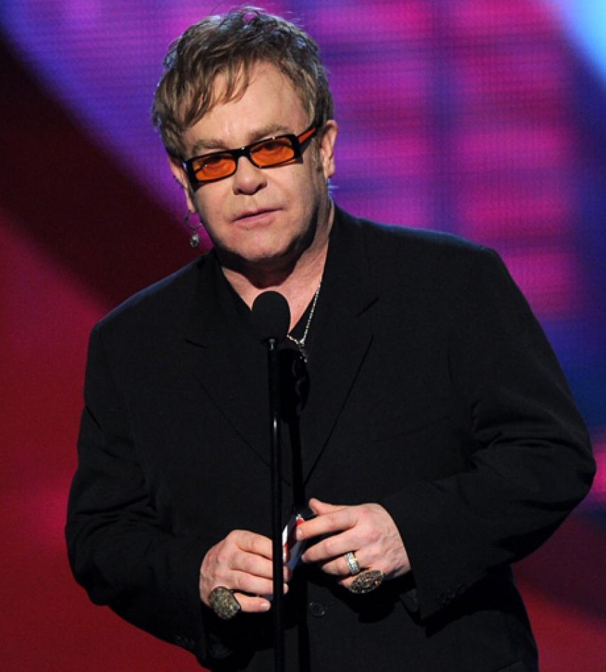 Große Ehre: Elton John überreichte der Preisträgerin ihren Award und hielt eine bewegende Laudatio