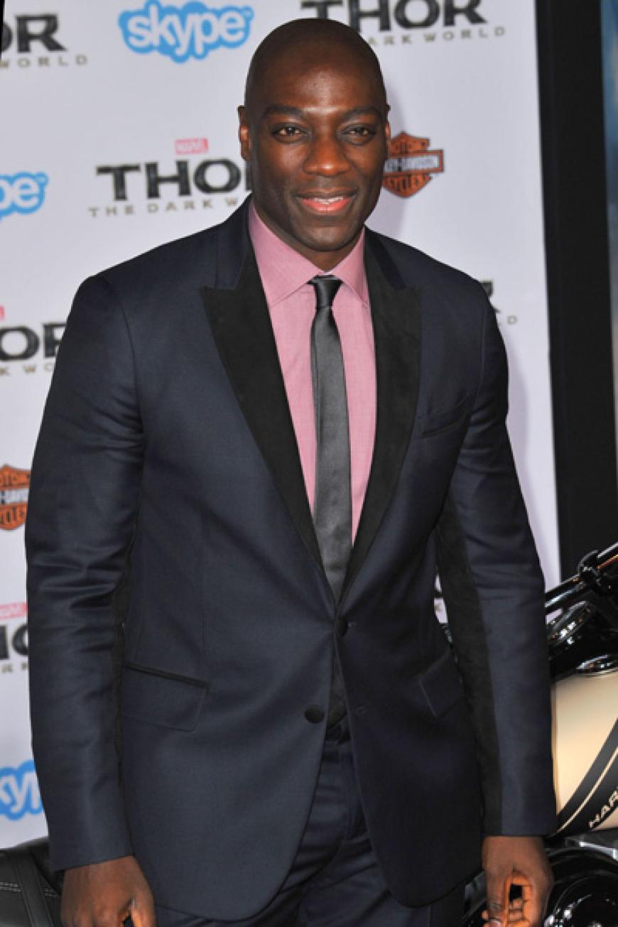 Adewale Akinnuoye-Agbaje spielt gleich zwei Rollen: Er spielt