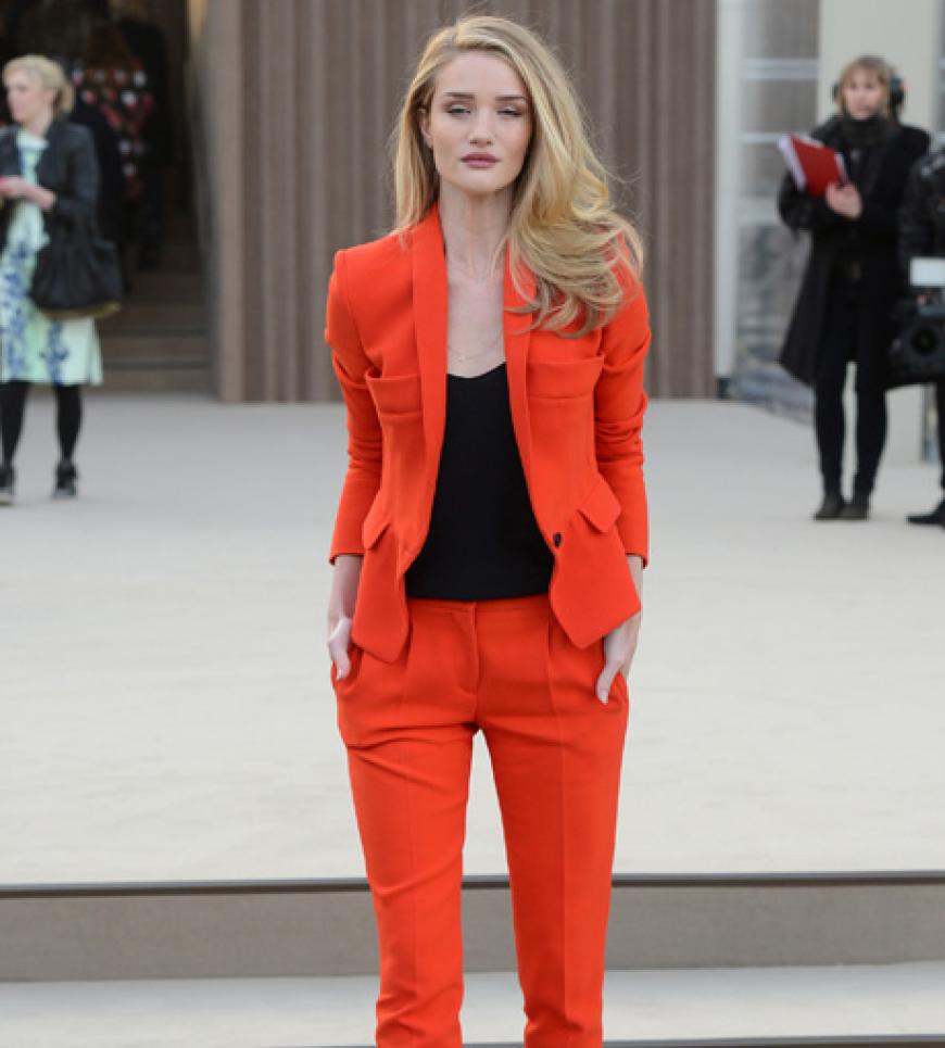 Rosie Huntington-Whiteley strahlte in eeinem knalligen Hosenanzug