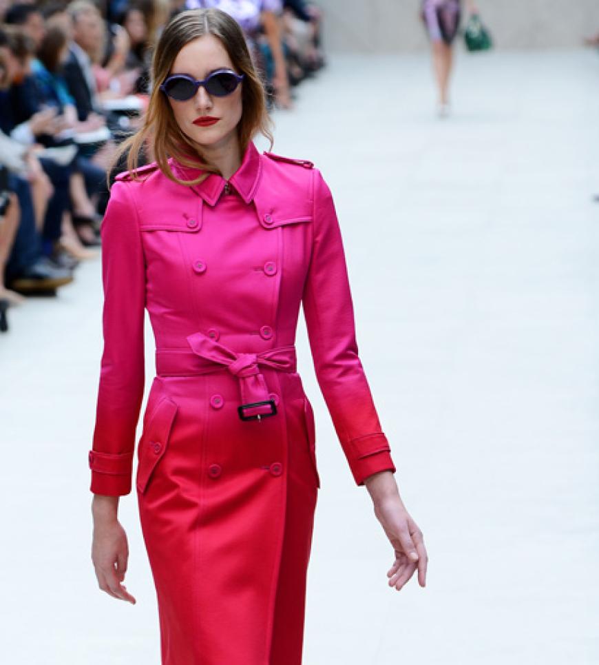 Kein Grund Rot zu werden! Beim Trenchcoat von Burberry Prorsum verläuft alles im pinken Bereich.