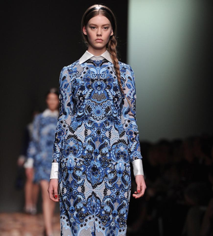 Strenge Sihouetten und maskuline Hemdkragen waren auf dem Runway bei Valentino zu sehen.