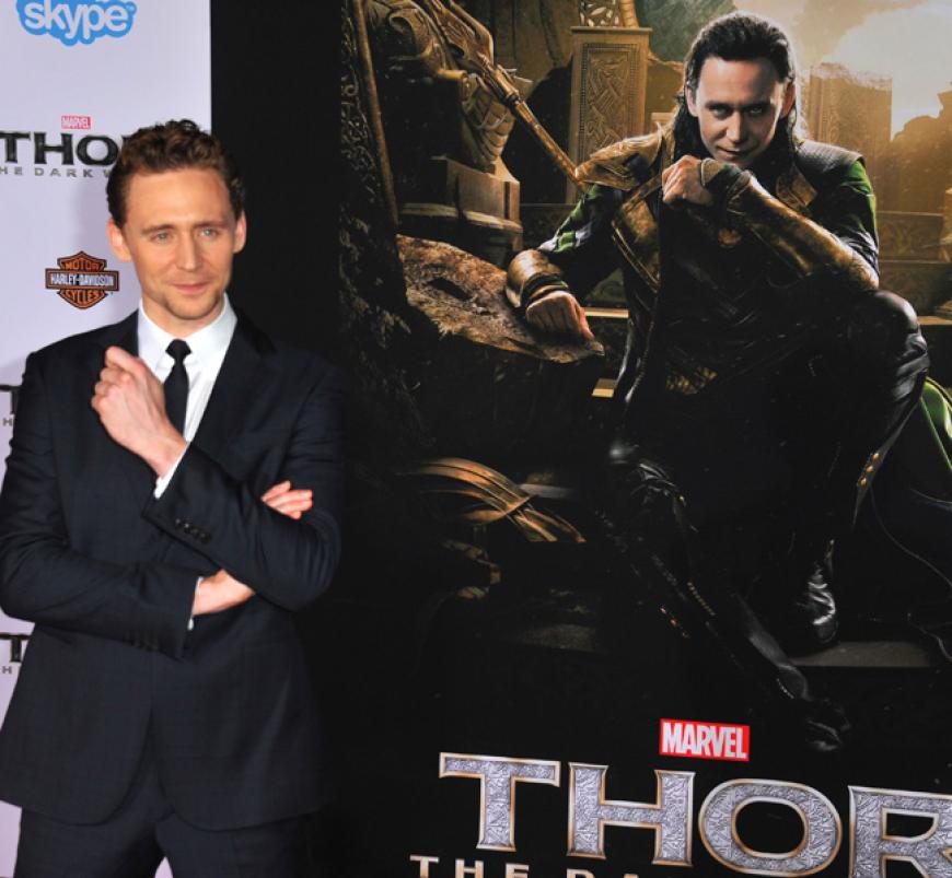 Tom Hiddleston posiert neben seiner Rolle des