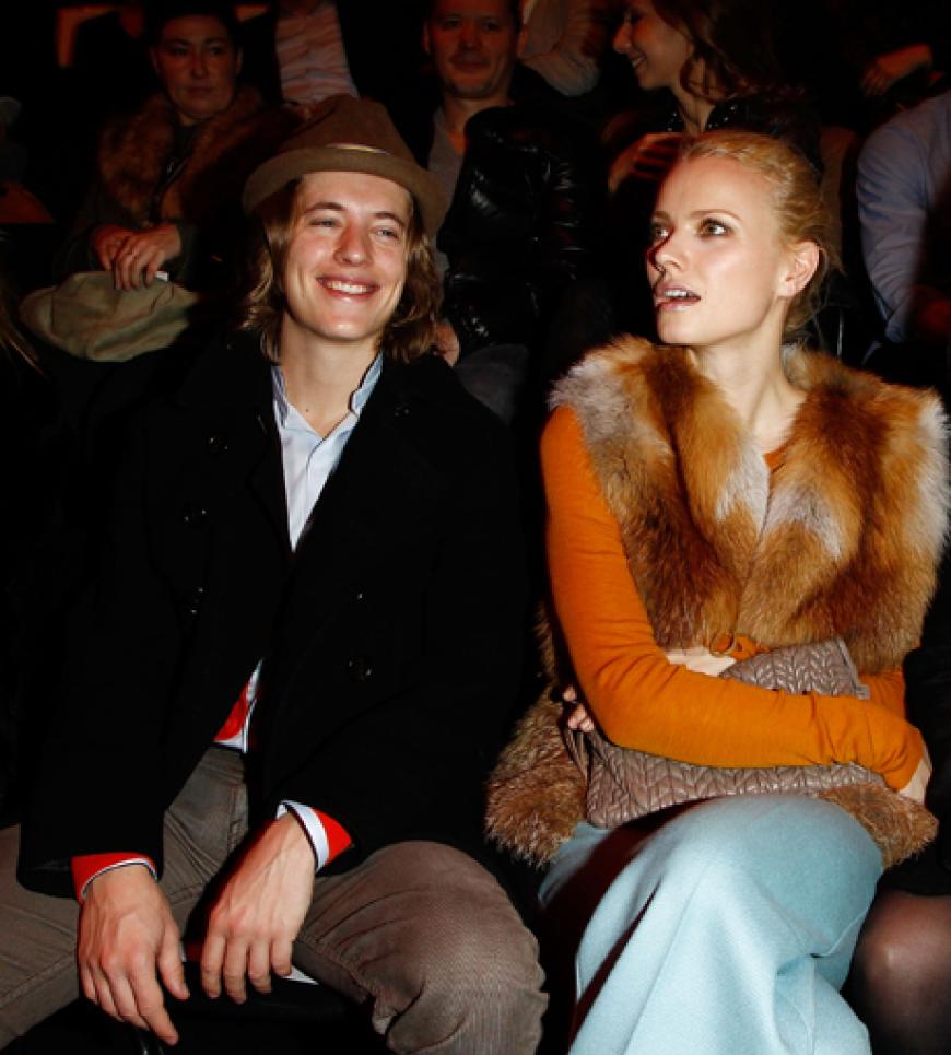 Pierre, Sohn von Frankreichs Präsident Nicholas Sarkozy, nahm neben Model Franziska Knuppe in der Front Row Platz