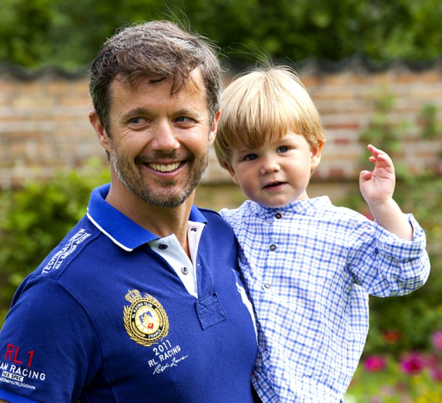 Papa Kronprinz Frederik von Dänemark erschien im französischen Trikot - kann man machen! Prinz Vincent übt schon mal das perfekte Winken