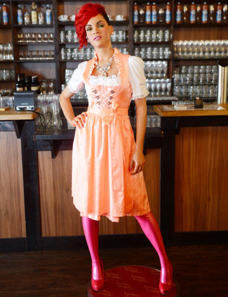 Fesch, Rihanna! Die Sängerin (bzw. ihr Wachs-Double) läutet die Wiesn ein und zeigt sich den Fans im Dirndl. Wo? Im