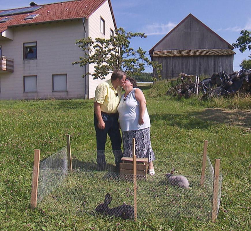 In der Rhön hat Albert (52) für seine Sabine (47) auch eine Überraschung vorbereitet. Albert: „Ich habe ja nun auch eine Frau bekommen, da darf mein Hase Hansi ja auch nicht alleine bleiben.“ Sabine freut sich sehr über das tierische Geschenk. Gemeinsam taufen sie die Hasendame auf den Namen „Elvira“