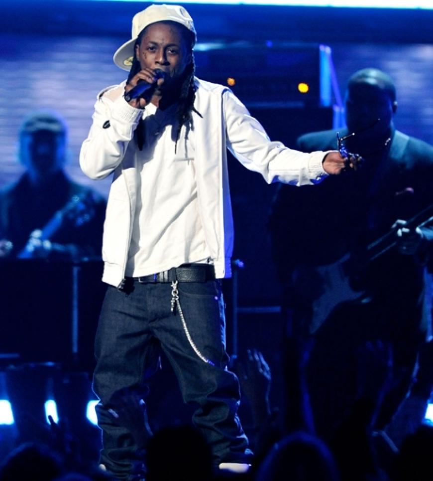 Lil Wayne, der das Feld mit acht Nominierungen angeführt hatte, konnte auch erfolgreich vier davon mit nach Hause nehmen, inklusive den Preis für das beste Rap-Album für Tha Carter III.