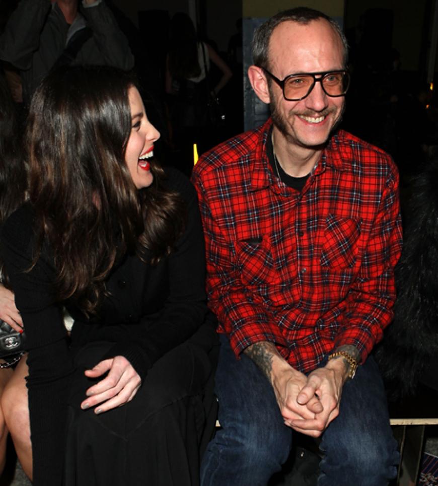 Amüsierten sich königlich: Schauspielerin Liv Tyler und Fotograf Terry Richardson bei der Show von Proenza Schouler