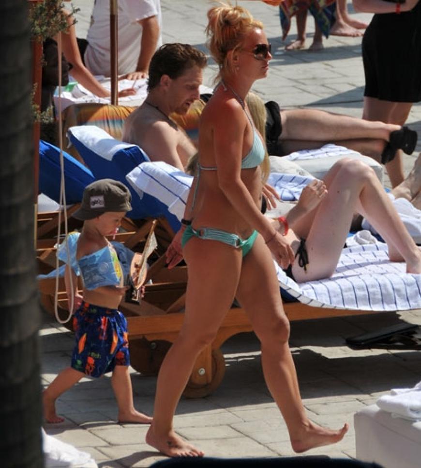 Britney geht mit ihren Jungs zum Außenpool des Hotels