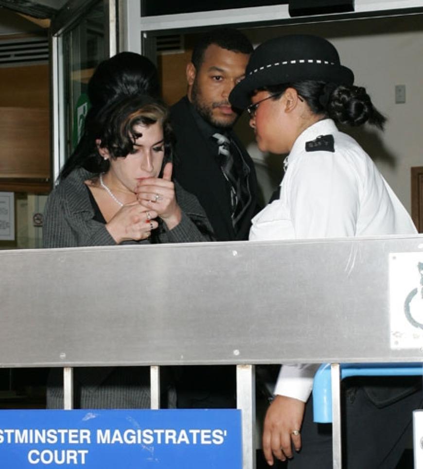 Schnell noch eine Zigarette - Amy Winehouse muss zum Gerichtstermin. Am Donnerstag konnte noch kein Urteil gefällt werden. Es mussten noch mehrere Zeugen verhört werden