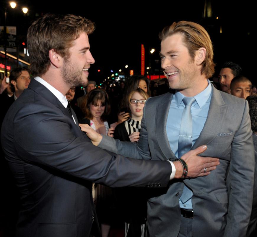 Na, wen haben wir denn da? Liam Hemsworth trifft auf seinen Bruder Chris Hemsworth ...