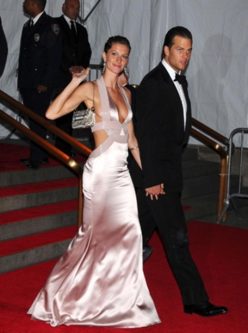 Gisele Bündchen (in Versace) mit Football-Star Tom Brady (in Tom Ford)