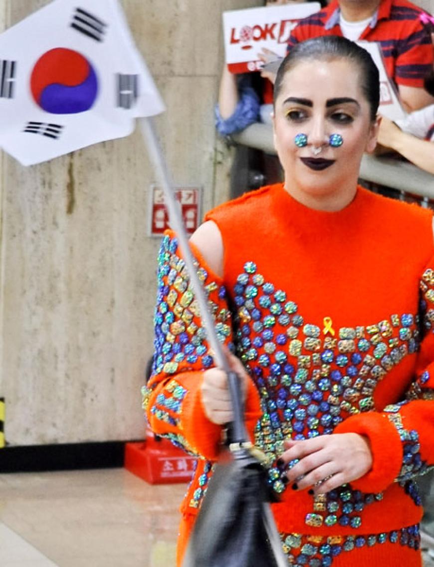 ... die sie übrigens auch an der Nase trägt. Sonderbar, diese Gaga ...